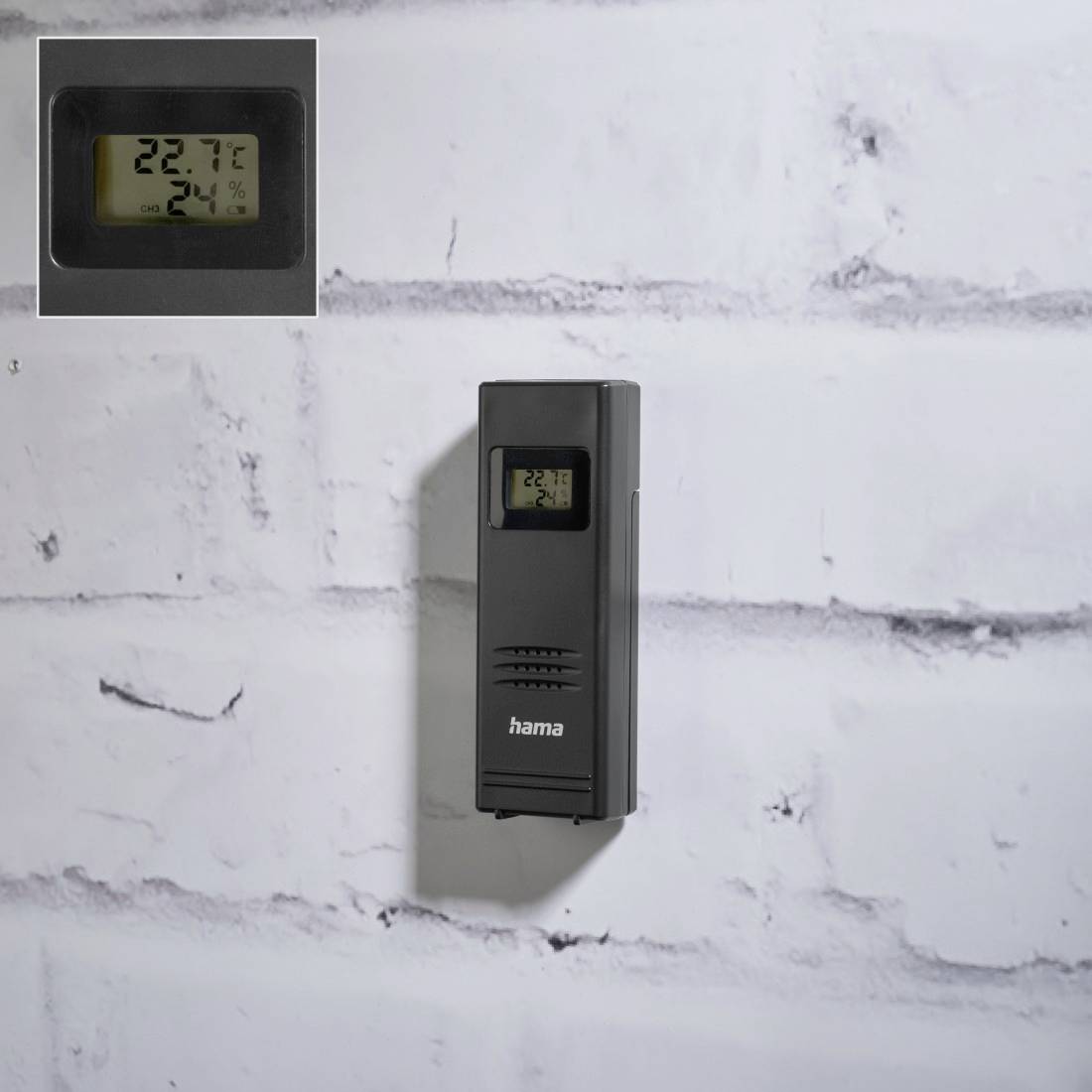Wandmontiertes digitales Thermometer/Hygrometer mit vergrößerter Nahaufnahme, die 22,7°C und 21% Luftfeuchtigkeit zeigt.