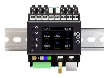 Digitaler Energieüberwachungsregler auf DIN-Schiene montiert, mit Bildschirm, der Netz-, Haus-, Solar-, Auto-, Batterie- und andere Stromwerte anzeigt.