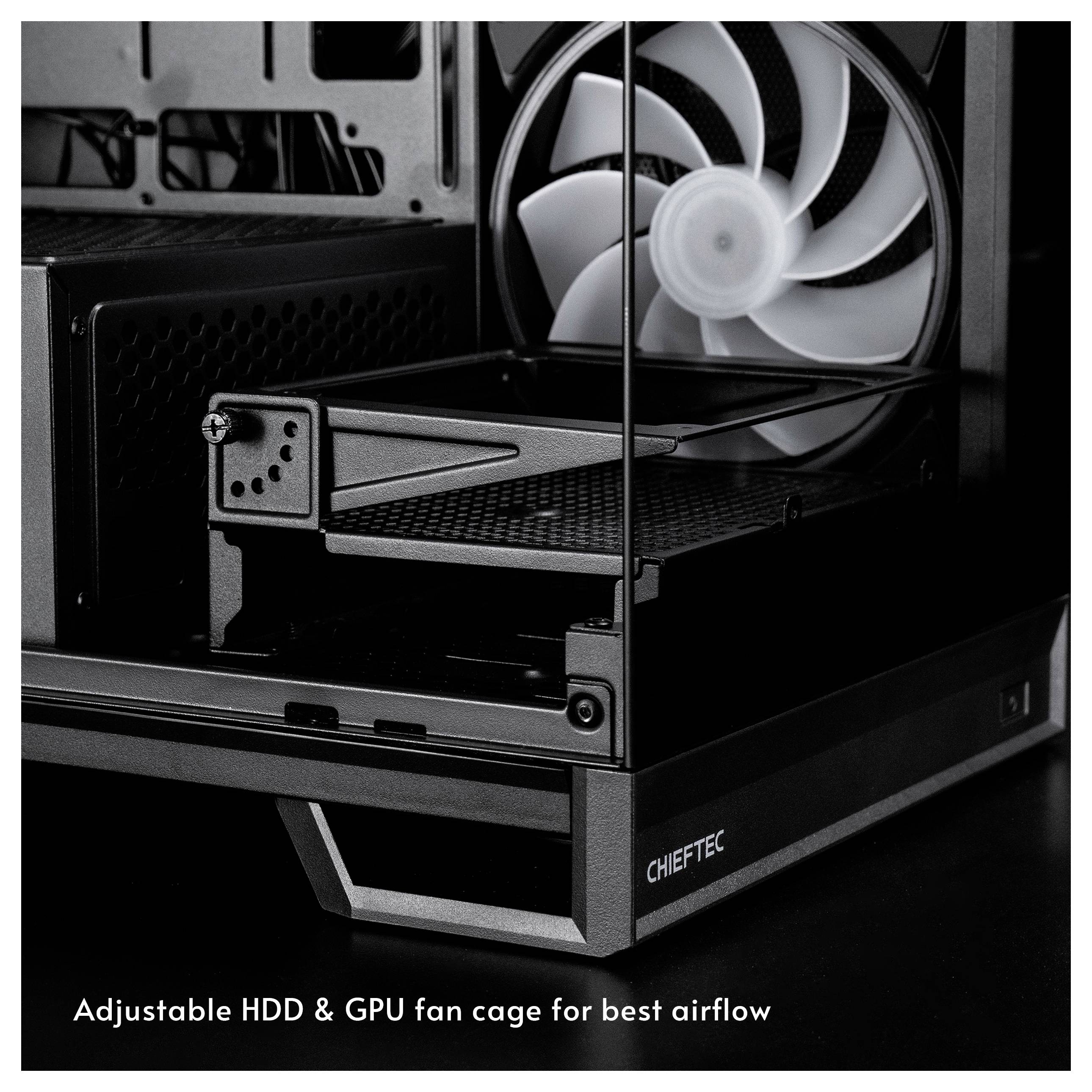 Nahaufnahme des Inneren eines PC-Gehäuses mit einem einstellbaren HDD- und GPU-Lüfterkäfig für verbesserten Luftstrom, mit "CHIEFTEC"-Branding.