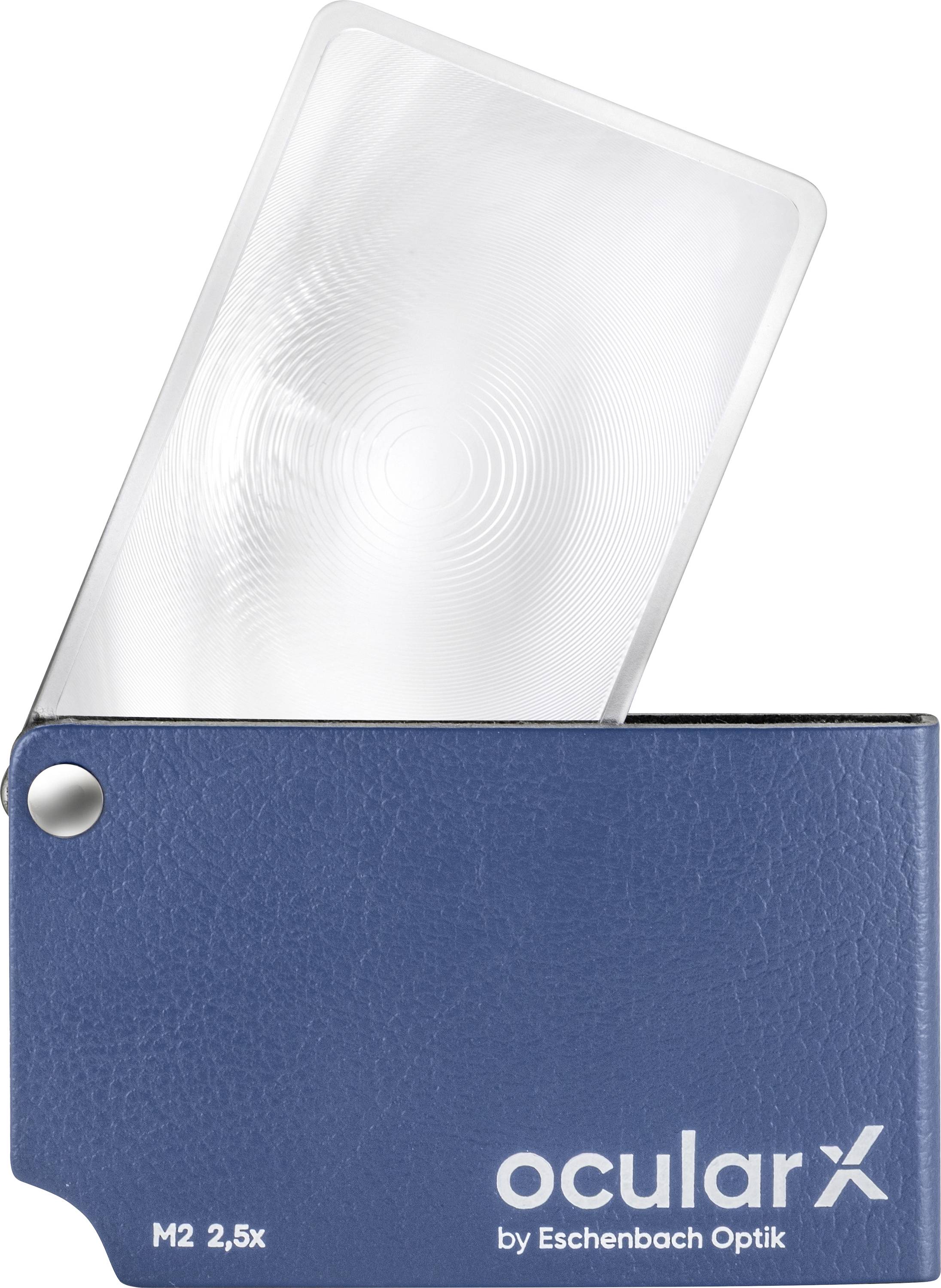 Blaues Lupenetui mit klarer quadratischer Lupe mit der Bezeichnung „ocularX" und „M2 2,5x" von Eschenbach Optik.