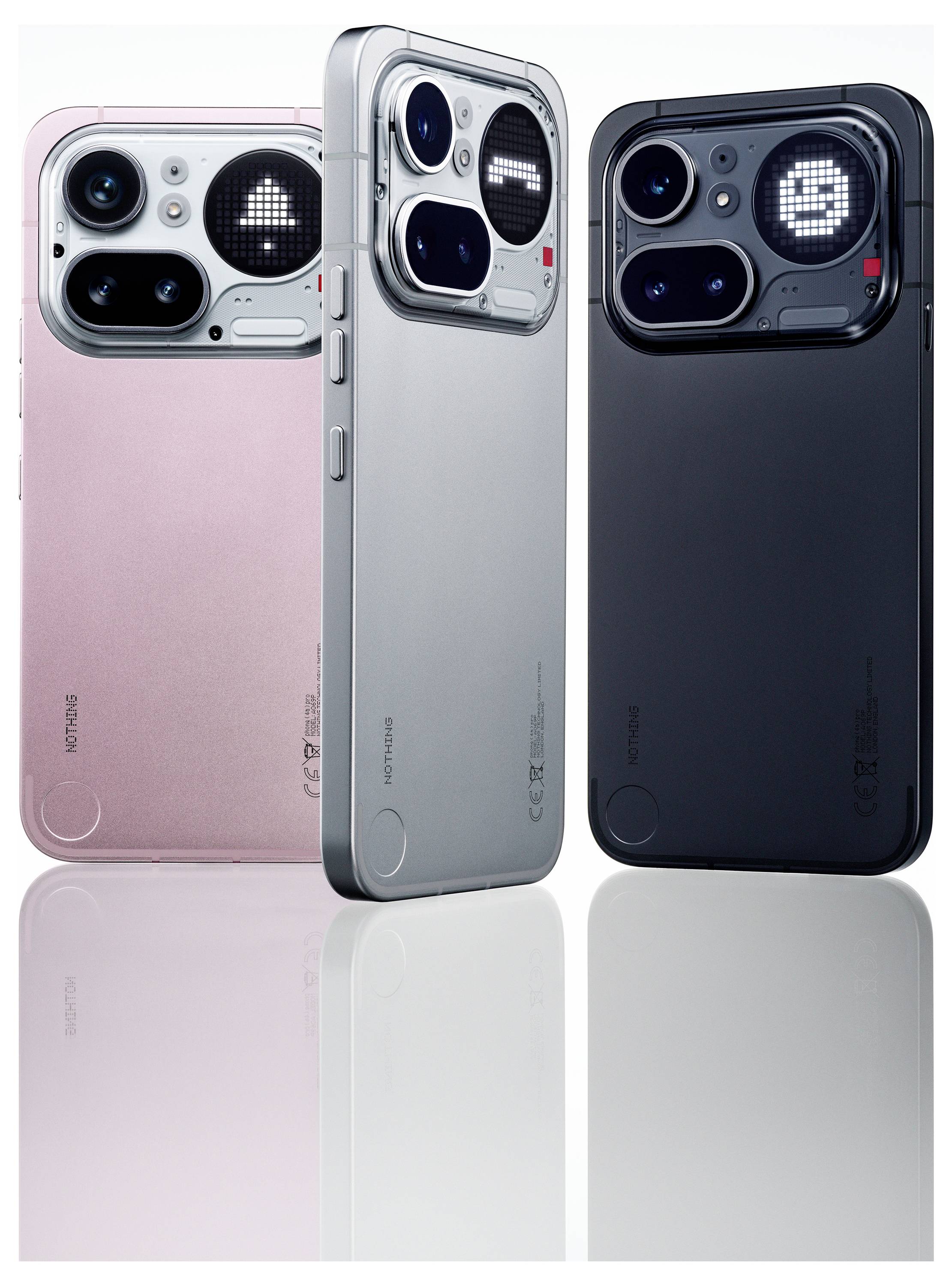 Drei Smartphones von hinten in Rosa, Silber und Schwarz, mit großen Kameramodulen und kleinen Dot-Matrix-Display-Akzenten.