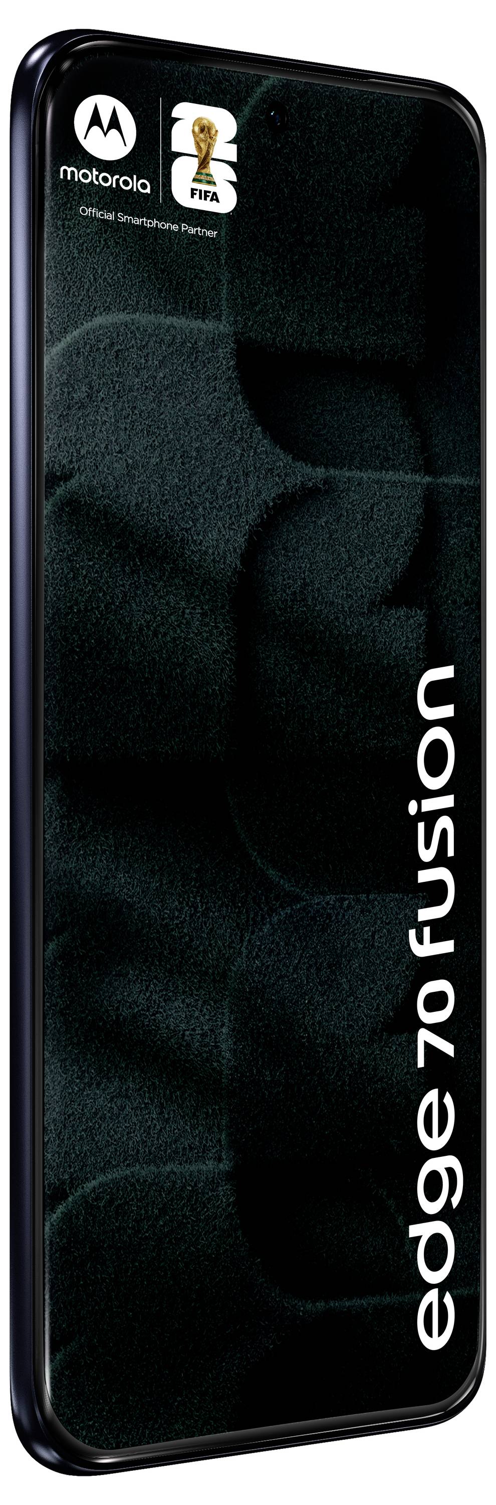 Motorola Edge 70 Fusion Smartphone in Vorderansicht mit dunklem Bildschirm und Motorola- und FIFA-Logos in der Nähe der Oberseite.