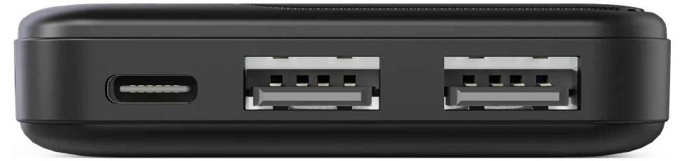 Vorderansicht eines schwarzen Geräts mit einem USB-C-Anschluss auf der linken Seite und zwei USB-A-Anschlüssen in der Mitte und auf der rechten Seite.