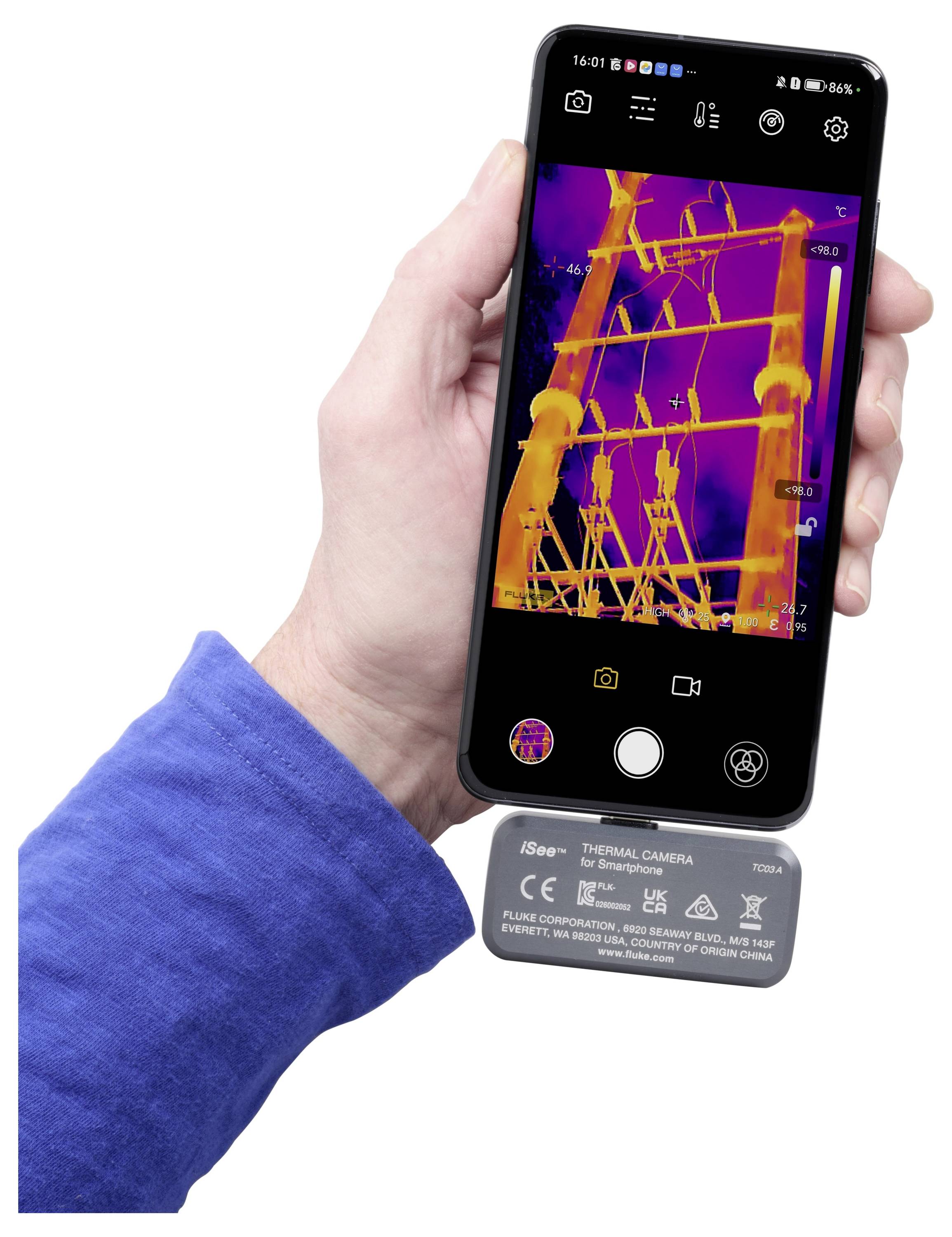 Eine Hand, die ein Smartphone hält, das eine Wärmebildaufnahme von Stromleitungen und Versorgungsmasten mit leuchtenden Wärmesignaturen vor einem violetten Hintergrund anzeigt.