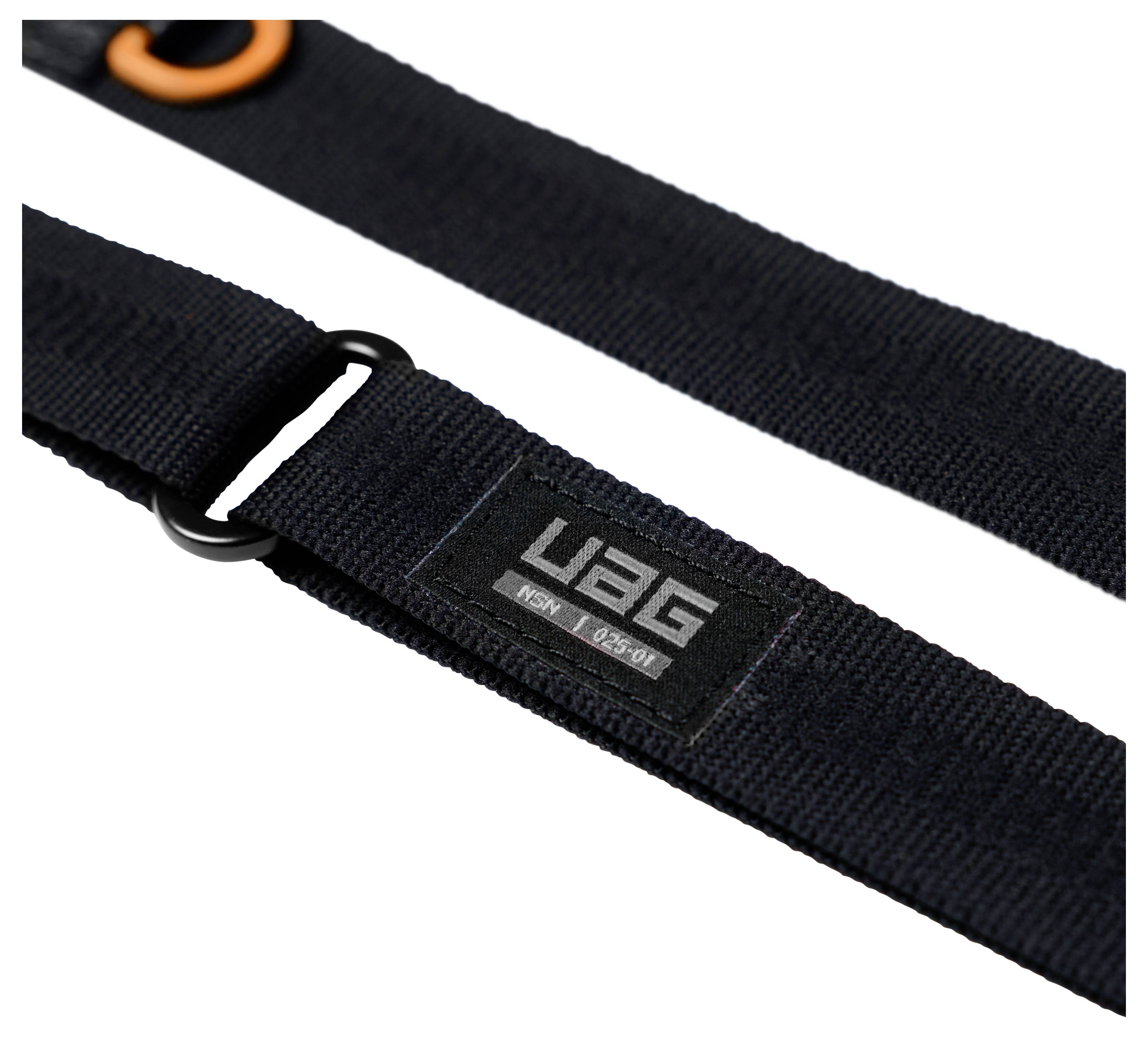 Schwarzer verstellbarer Riemen mit metallischem D-Ring und UBG-Etikett auf weißem Hintergrund.