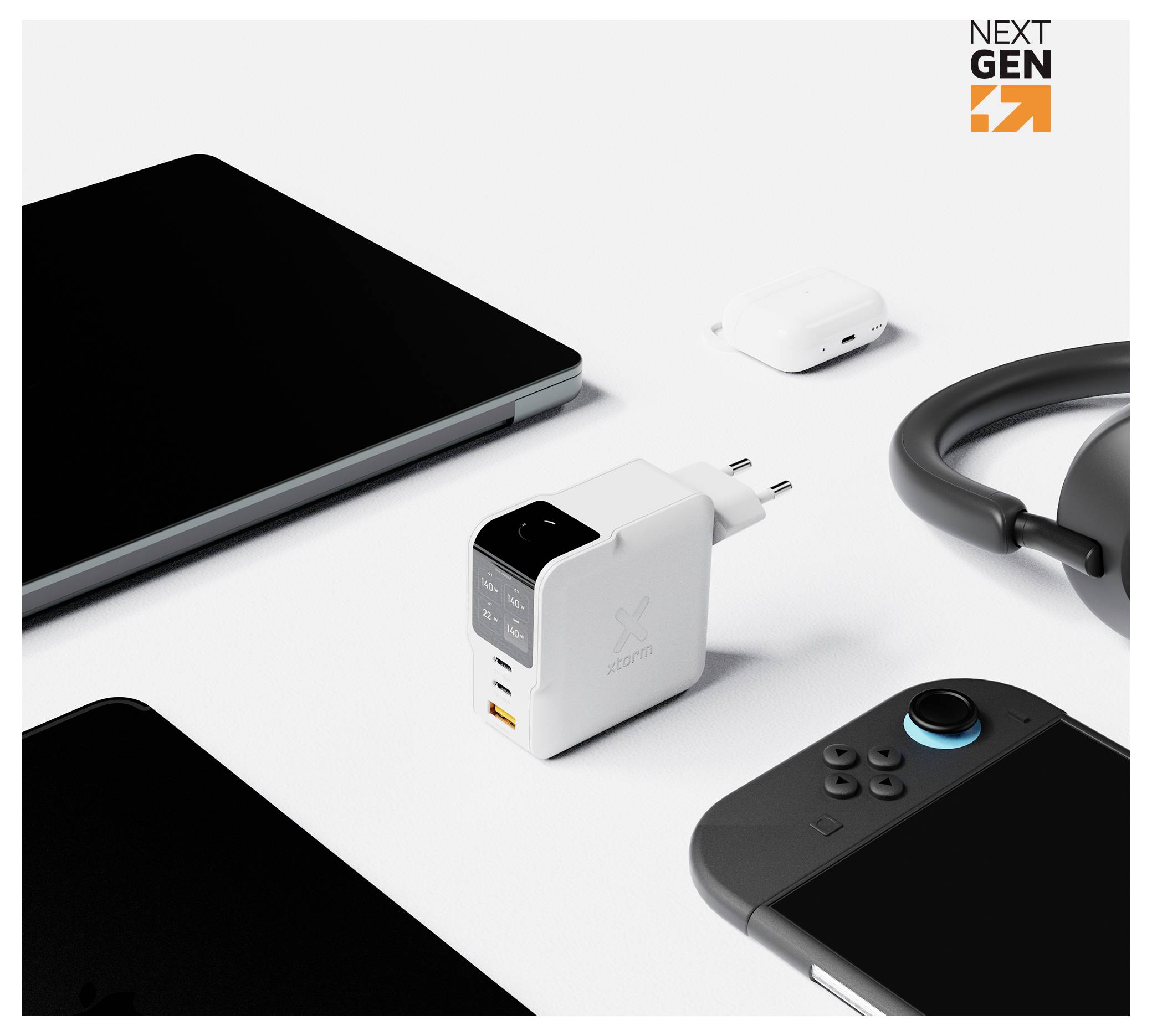 Weiße Produktanordnung mit einem NextGen USB-C Wandladegerät mit orangefarbenen Anschlüssen, einem kabellosen Ohrhörer-Etui, Kopfhörern, Tablets und einer Fernbedienung auf weißem Hintergrund.