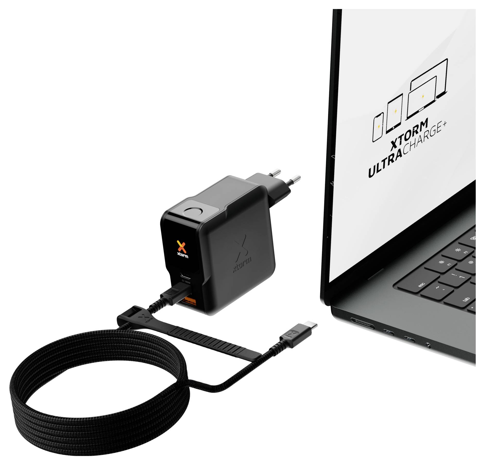 Schwarzer USB-C-Ladegerät und Kabel neben einem Laptop, auf dessen Bildschirm „XTORM ULTRACHARGE+" angezeigt wird.