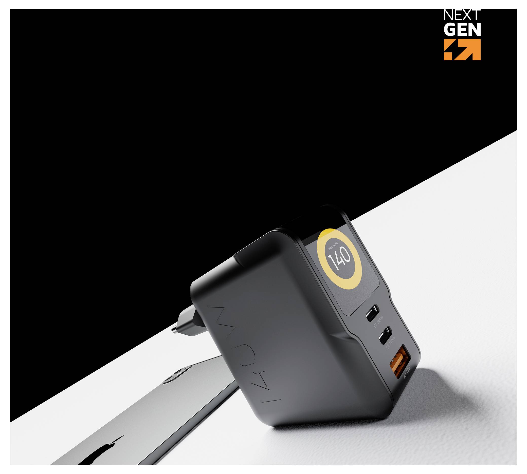 Schwarzer Next Gen Wandladegerät mit klappbarem Stecker und zwei USB-Anschlüssen, dargestellt vor einem diagonalen Schwarz-Weiß-Hintergrund mit einer "140"-Anzeige oben.