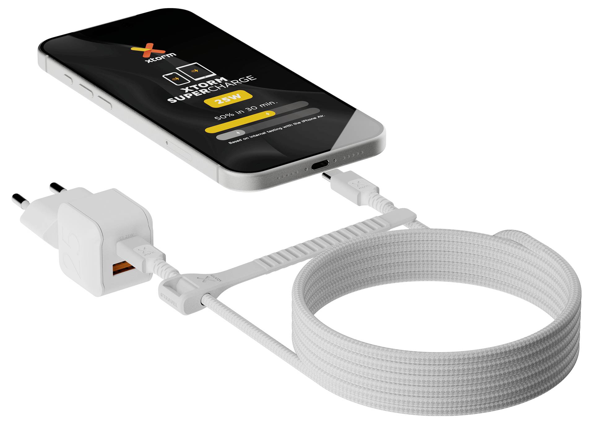 Smartphone, das mit einem Kabel an ein USB-Wandladegerät angeschlossen ist, und aufgerolltes Ladekabel auf weißem Hintergrund.