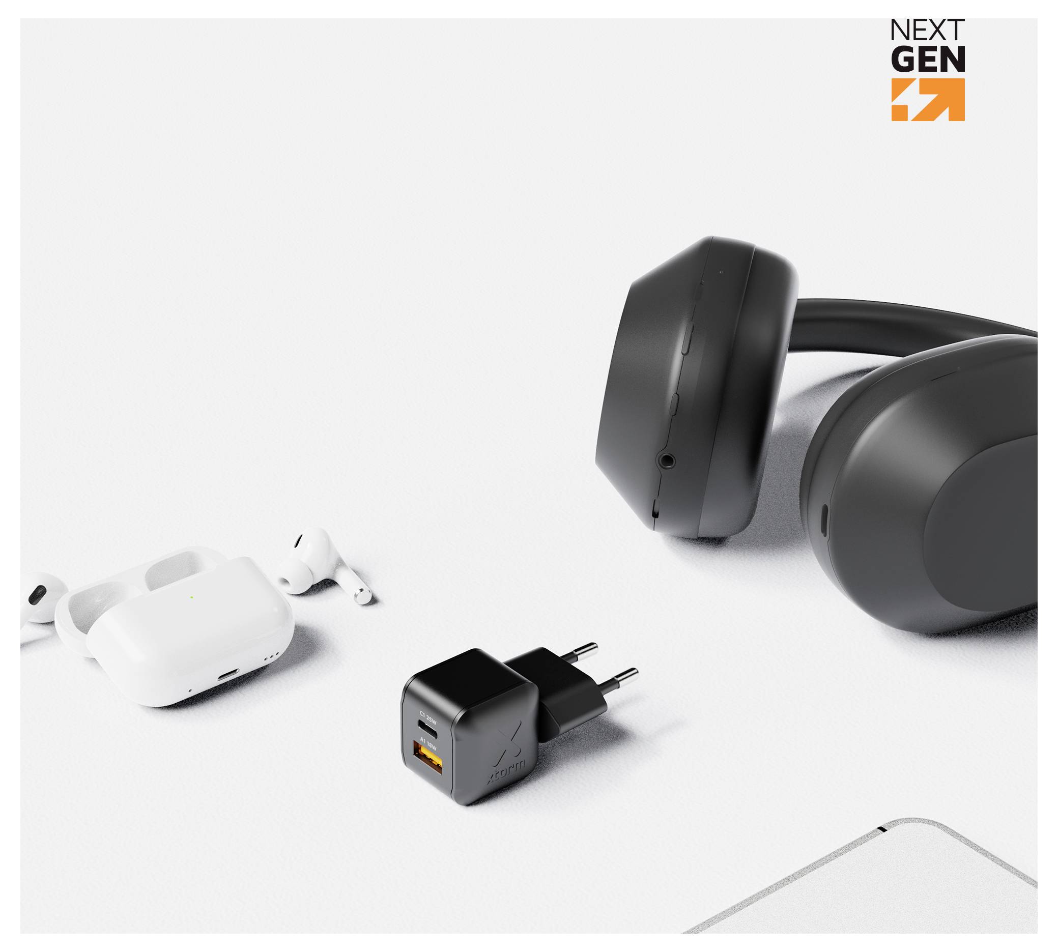 Kabellose Ohrhörer, ein schwarzer Ladegerät und große schwarze Kopfhörer auf weißem Hintergrund mit einem "NEXT GEN"-Logo arrangiert