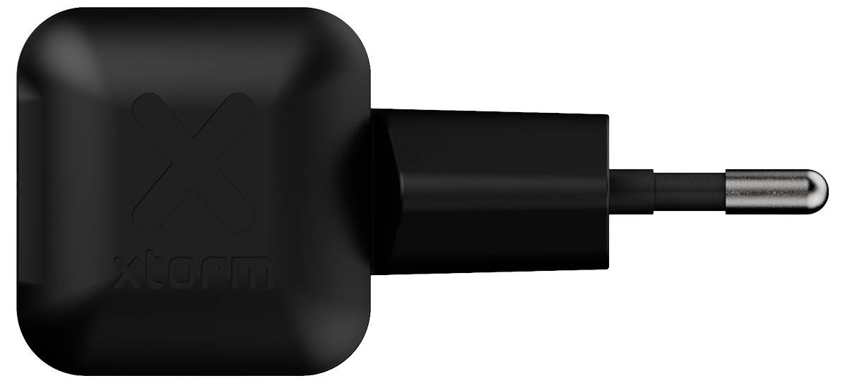 Schwarzer USB-Wandladegerät-Adapter mit zwei runden europäischen Steckerstiften und "xtorm"-Logo auf der Vorderseite.