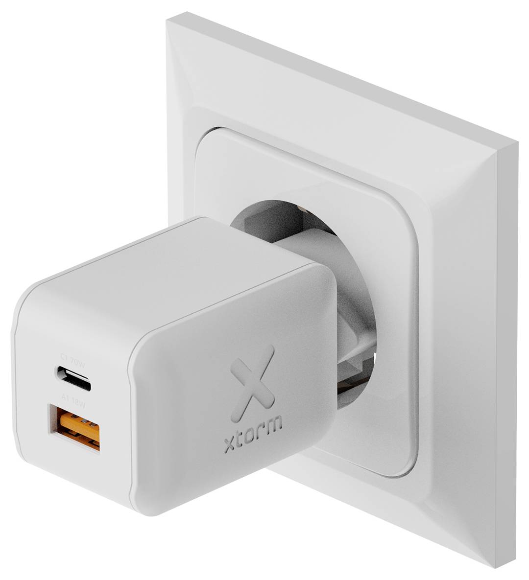 Weißes USB-Wandladegerät, das in eine Steckdose eingesteckt ist, mit einem USB-C- und einem USB-A-Anschluss auf der Vorderseite sichtbar.