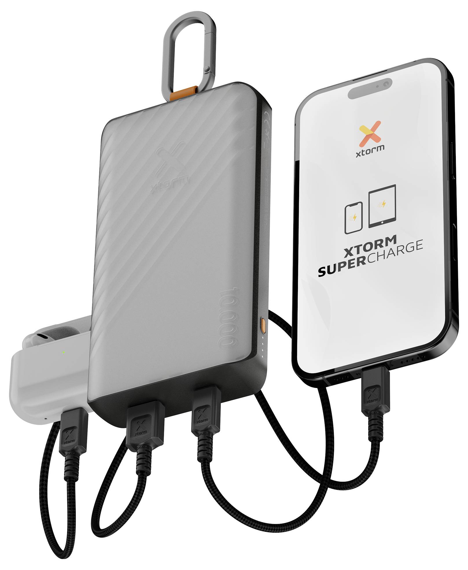 Tragbare Powerbank verbunden durch Kabel mit einem Wandladegerät und einem Smartphone-Display mit der Bezeichnung „XTORM SUPERCHARGE".