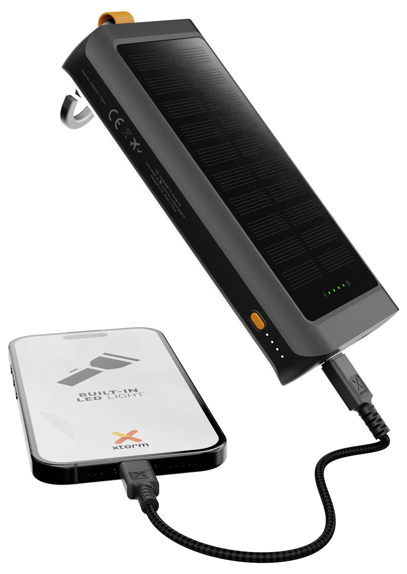 Tragbares Solarladegerät, das ein Smartphone über Kabel mit Strom versorgt, mit einem faltbaren Solarpanel und einem Telefon mit der Bezeichnung „Quik link LED light" auf weißem Hintergrund.