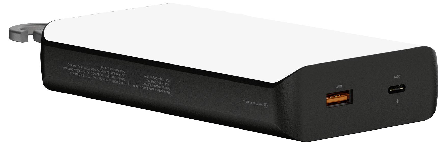 Schwarze rechteckige Powerbank mit abgerundeten Kanten, zeigt einen USB-A-Anschluss und einen USB-C-Anschluss an einem Ende und kleine gedruckte Spezifikationen an der Seite.