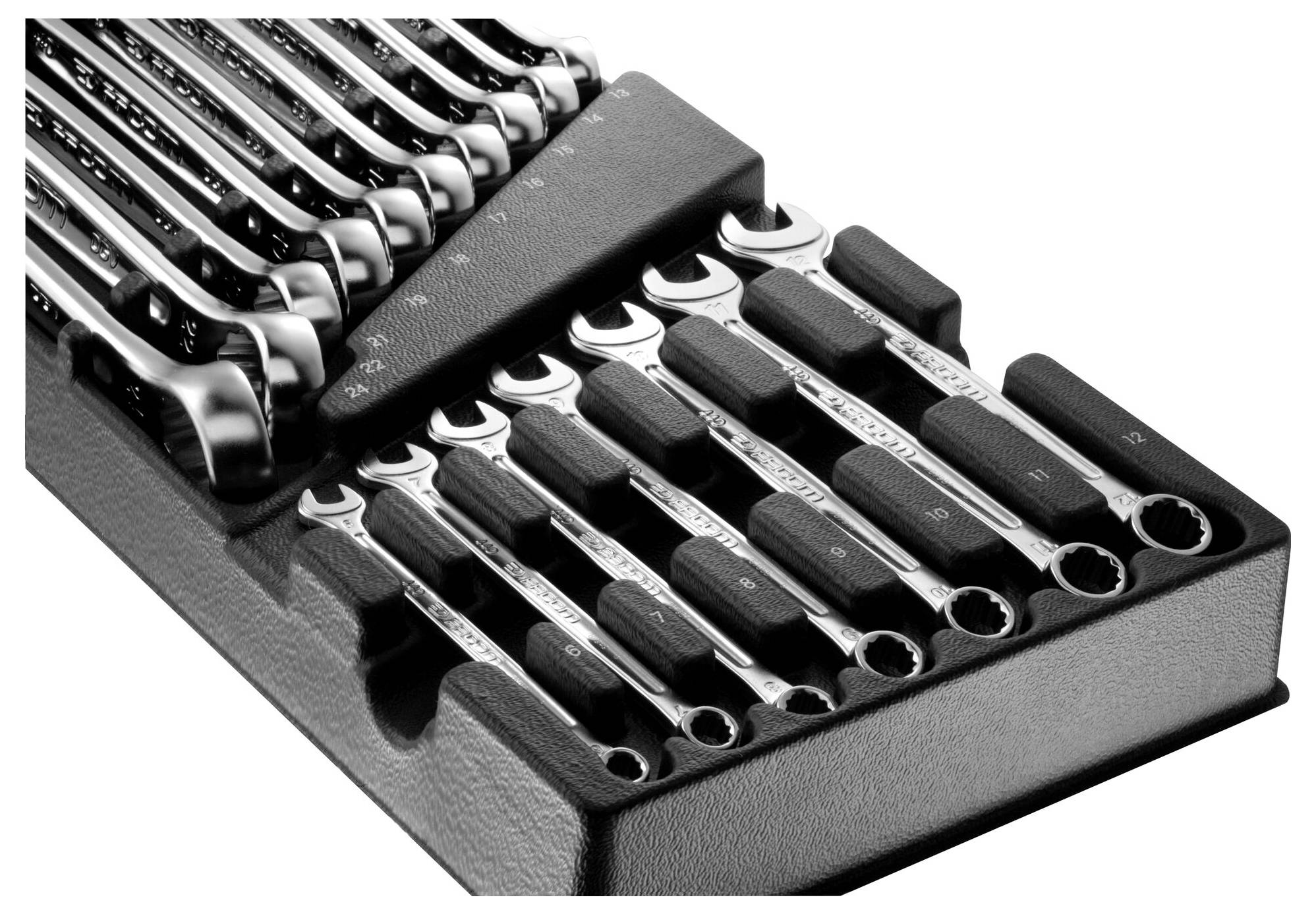 Satz von Ringschlüsseln in einem schwarzen Organizer-Koffer angeordnet, mit sichtbaren metallenen Gabelköpfen und Ringköpfen.