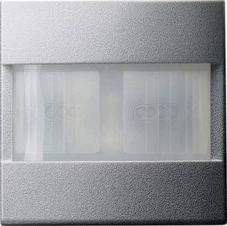 Quadratischer wandmontierter Bewegungssensor mit mattiertem Doppellinsen-Fenster in einem grau strukturierten Gehäuse.