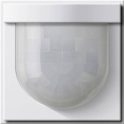 Weißer wandmontierter Bewegungsmelder in quadratischem Gehäuse mit halbzylindrischer mattierter Linse.