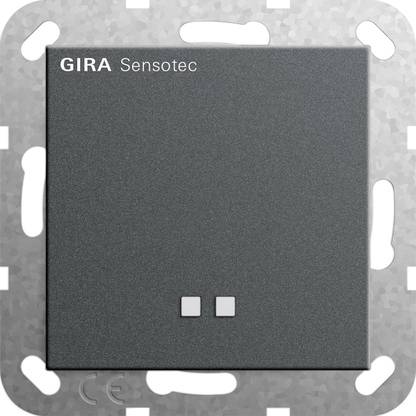Dunkelgraues GIRA Sensotec Wandschalter-Panel mit zwei kleinen, zentriert in der Nähe des unteren Randes angebrachten Schaltflächen und „GIRA Sensotec"-Branding oben links.
