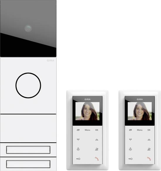 Gira-Sprechanlage und zwei Indoor-Videotürklingel mit einem Frauengesicht auf den Bildschirmen, die ein Türeinlasssystem zeigen.