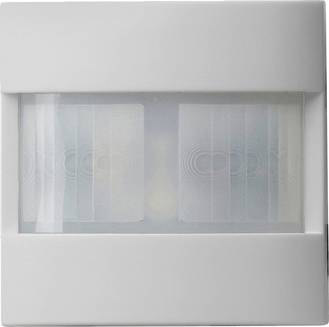 Weißer wandmontierter Bewegungsmelder mit mattiertem Linsendeckel und doppelten Infrarot-Detektorfenstern