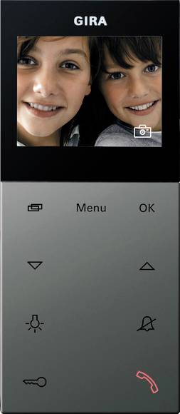 GIRA Sprechanlage mit zwei Kinderporträt-Miniaturansichten auf dem Display, sowie „Menü" und „OK" Berührungsschalter und Anruf-, Schlüssel-, Licht- und Stummschalt-Symbolen.