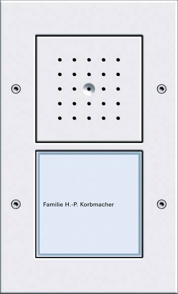 Türsprechanlage mit Sprecherlöchern und einem Namensschild mit der Aufschrift „Familie H.-P. Korbmacher"