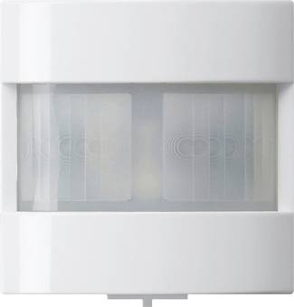 Weiß montierter Bewegungsmelder an der Wand mit zwei durchscheinenden Linsenplatten hinter einer rechteckigen Abdeckung.
