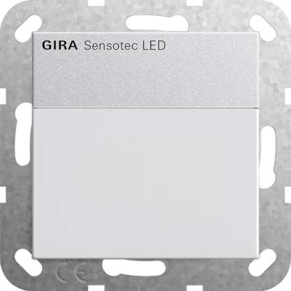 Quadratischer GIRA Sensotec LED Wandschalter mit gebürstetem silberfarbenem oberen Teil und weißem unteren Bedienfeld auf einer Montageplatte