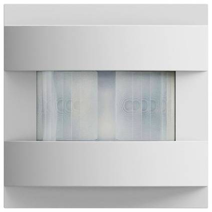 Abstrakte weiße wandmontierte Leuchte mit rechteckigem Einbaufenster, das gefrostete Glaspaneele oder Vorhänge zeigt und ein minimalistisches architektonisches Detail schafft.