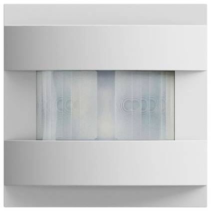 Minimalistische Wandleuchte in Weiß mit einem zentralen durchscheinenden Panel und weichen, kreisförmigen Lichtmustern hinter einer mattierten Abdeckung.