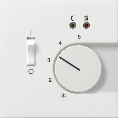 Nahaufnahme eines Thermostat-Bedienfelds mit einem Ein-/Ausschalter, einem Temperaturregler auf etwa Position 3 eingestellt, und Kontrollleuchten für Kühlung und Heizung.