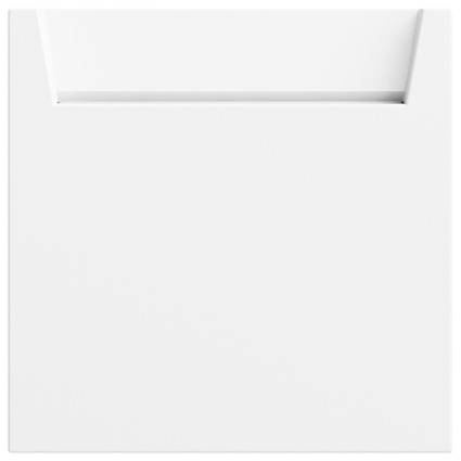 Weiße vertikale Briefkasten oder in die Wand eingebauter Briefschlitz mit einer schmalen Öffnung oben.