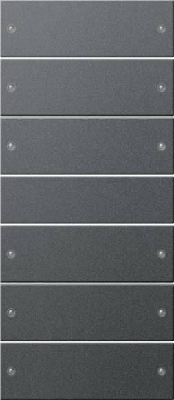 Nahaufnahme eines grauen Metallpanels aus gestapelten horizontalen Abschnitten mit sichtbaren Schrauben an den Ecken und Fugen zwischen den Paneelen.