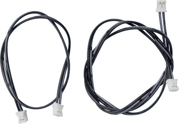 Zwei schwarze elektrische Kabelstränge mit weißen Steckverbindern, gezeigt auf einem einfachen weißen Hintergrund.
