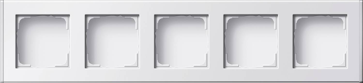 Fünf leere versenkte quadratische Schlitze, horizontal ausgerichtet in einem metallisch grauen Paneel.