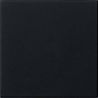 Eine glatte schwarze quadratische Fliese mit einer feinen strukturierten Oberfläche und abgeschrägten Kanten.