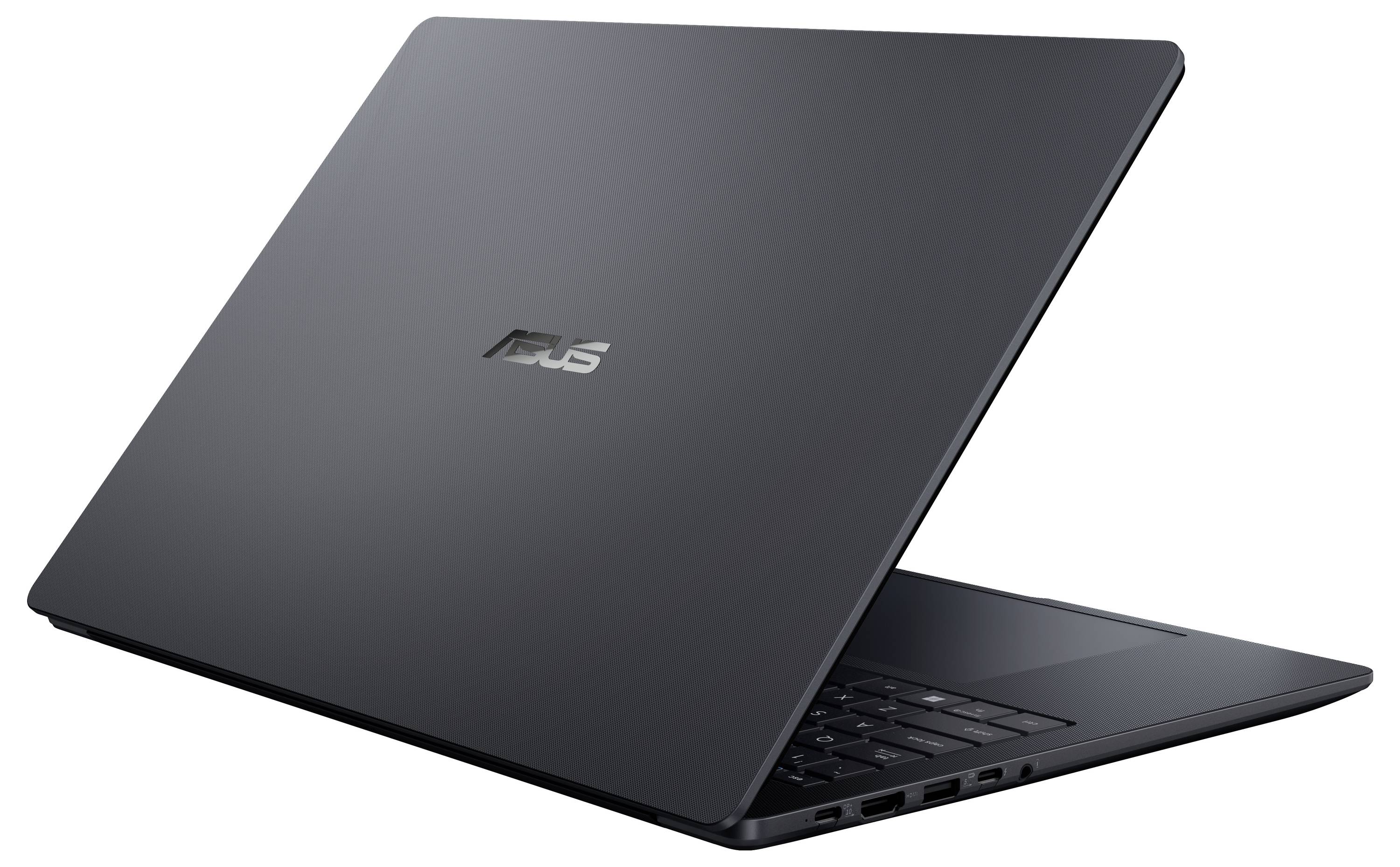 Zugeklappter dunkelgrauer ASUS-Laptop, schräg positioniert, mit teilweise geöffnetem Deckel, der die Tastatur und die Seitenports freigibt.
