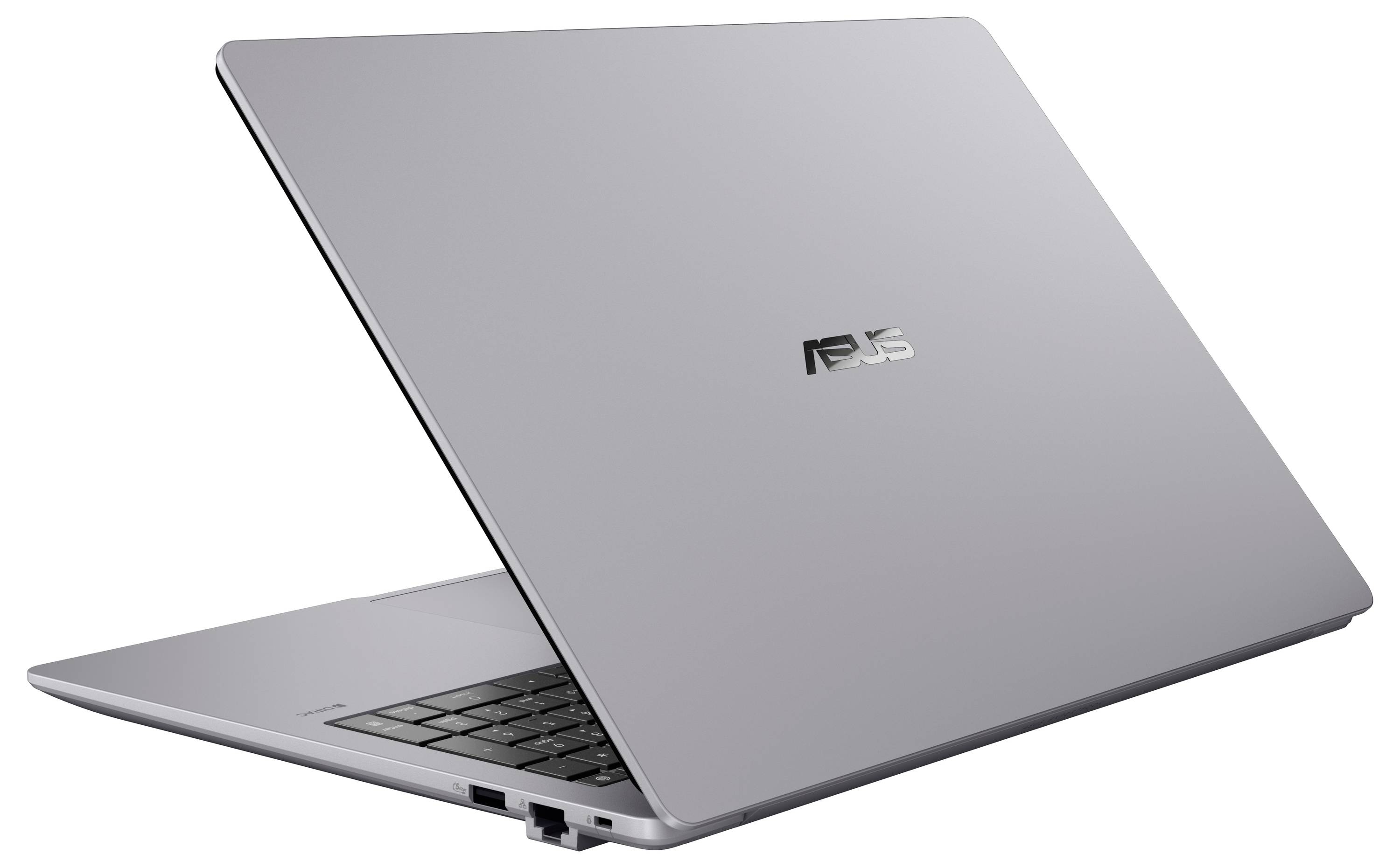 Silberner ASUS-Laptop teilweise geöffnet, zeigt die Tastatur und seitliche Anschlüsse auf weißem Hintergrund.