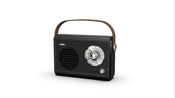 Tragbares schwarzes Radio mit braunem Griff, großem Lautsprechergitter und Abstimmskala auf weißem Hintergrund.