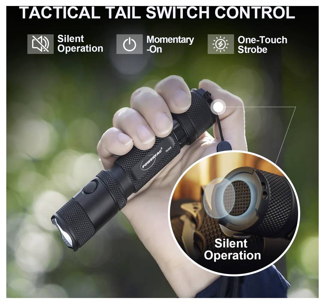 Hand hält eine taktische Taschenlampe mit „Tactical Tail Switch Control"; Symbole zeigen lautlose Bedienung, Momentbetrieb und Ein-Touch-Stroboskopfunktion.