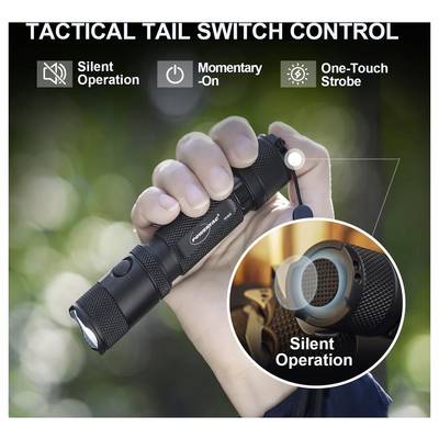 Hand hält eine taktische Taschenlampe mit „Tactical Tail Switch Control"; Symbole zeigen lautlose Bedienung, Momentbetrieb und Ein-Touch-Stroboskopfunktion.