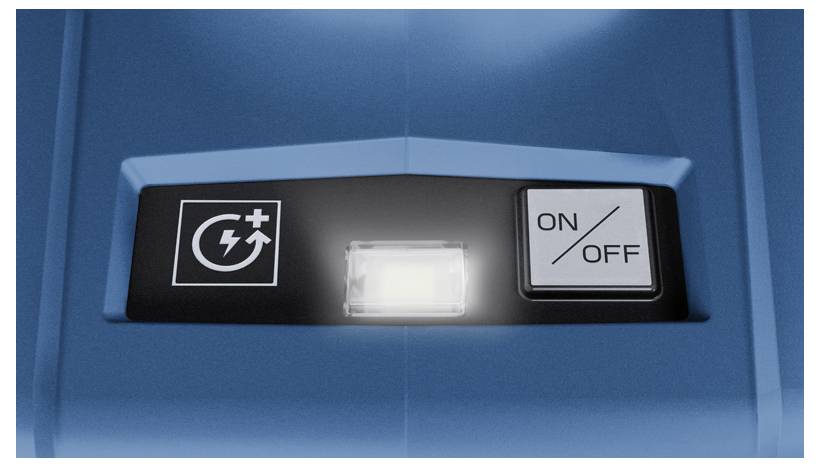 Nahaufnahme eines blauen Gerätepanels mit einer beleuchteten zentralen Anzeigelampe, einem Batterie-/Ladesymbol auf der linken Seite und einem „EIN/AUS"-Schalter auf der rechten Seite.