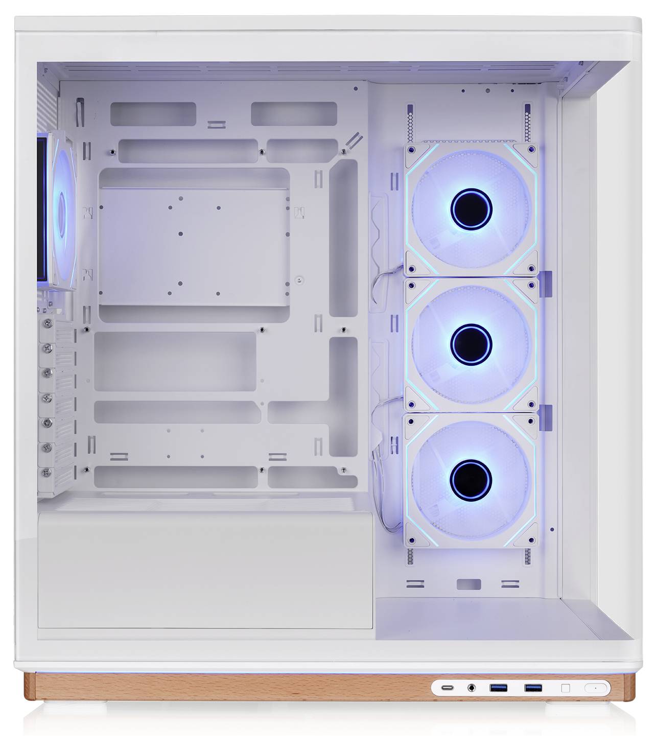Weißes Desktop-PC-Gehäuse mit Glasseitenpaneel, drei RGB-Ventilatoren an der Front und leeres Inneres bereit für Komponenten.