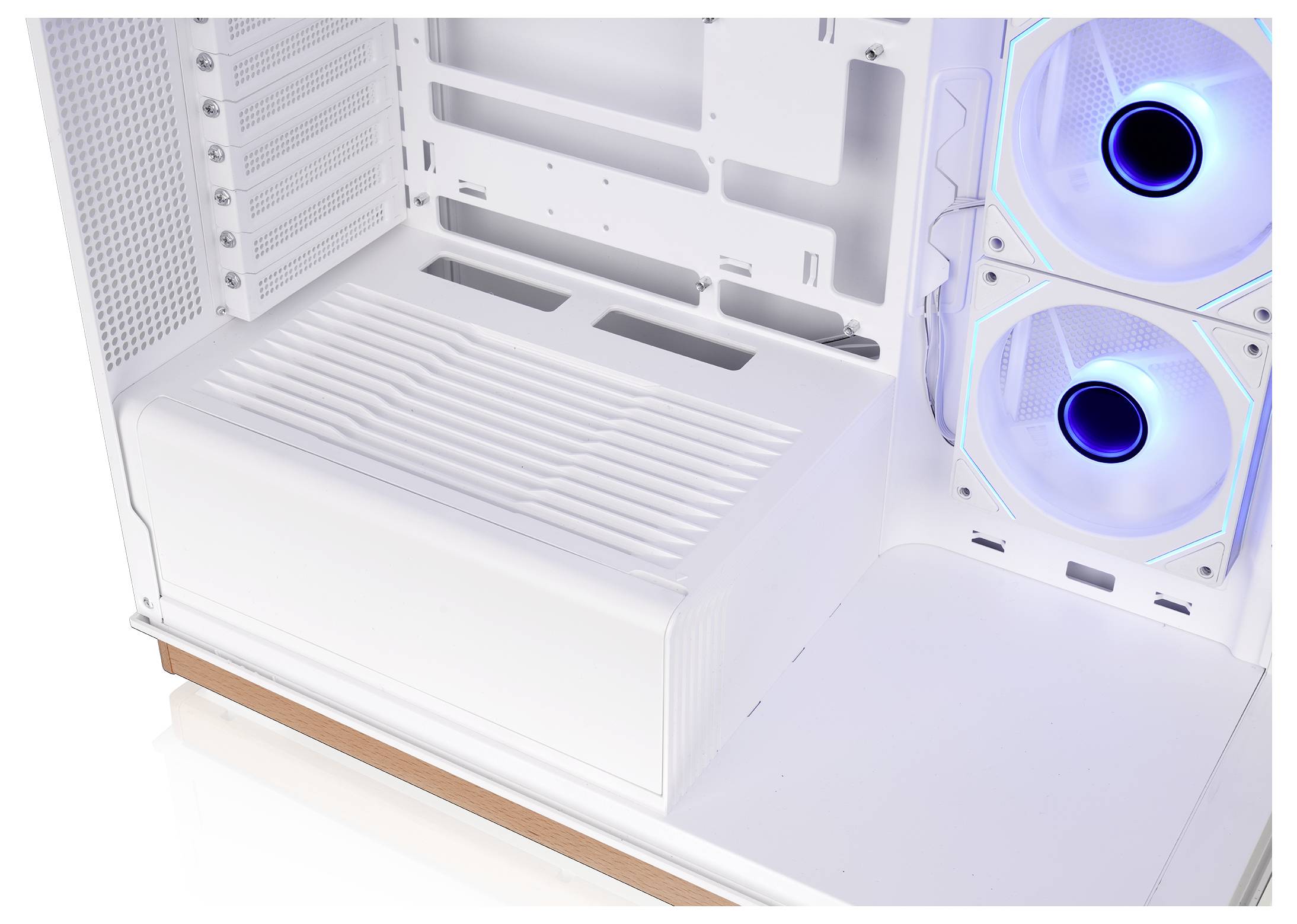 Leeres weißes Computergehäuse-Inneres mit zwei blauen LED-Lüftern auf der rechten Seite und einem belüfteten unteren Fach zur Hardwareinstallation.