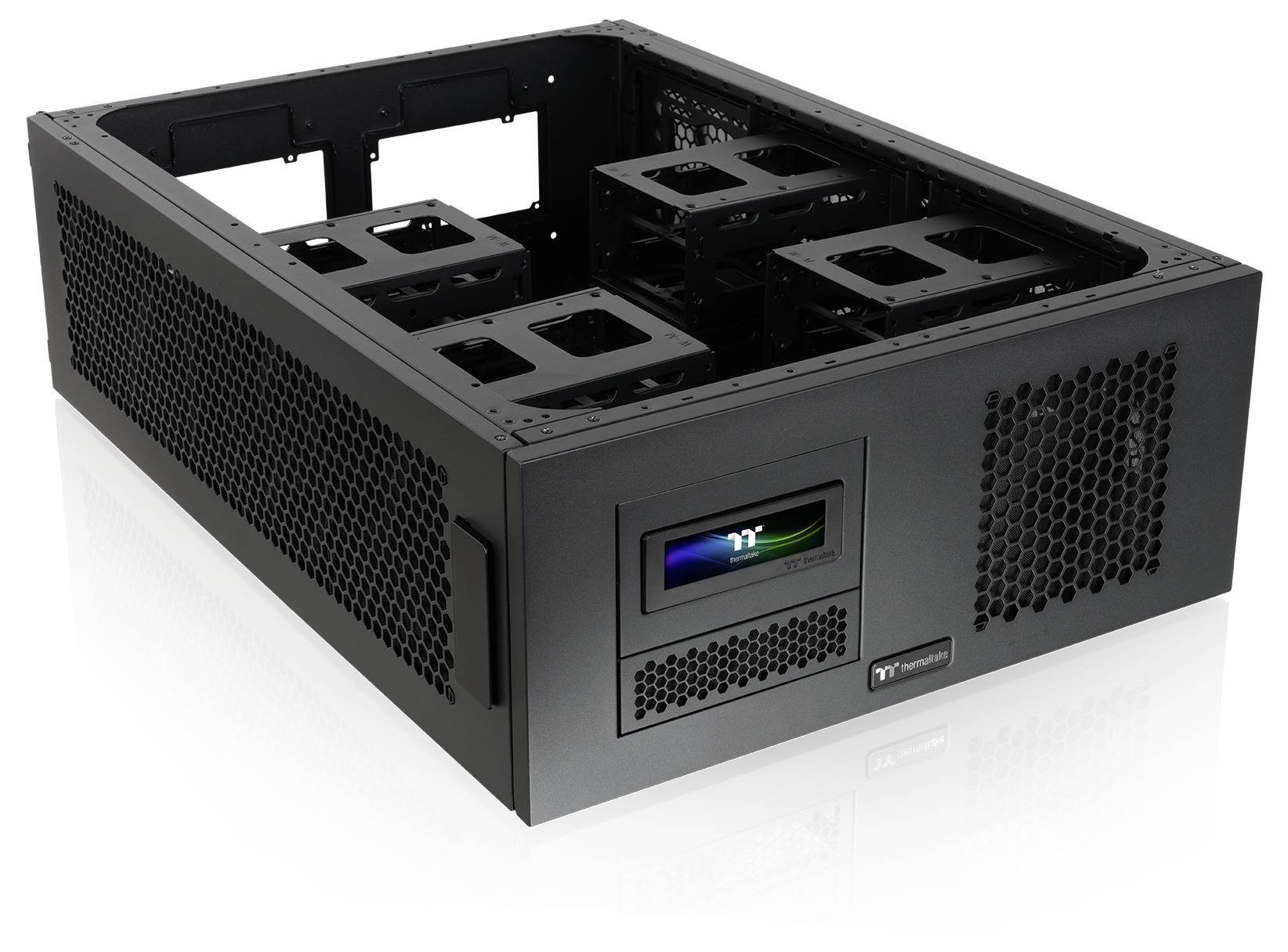 Schwarzes modulares Computergehäuse oder Serverschrank mit offenem Inneren und vorderer Anzeigetafel, dargestellt auf weißem Hintergrund.