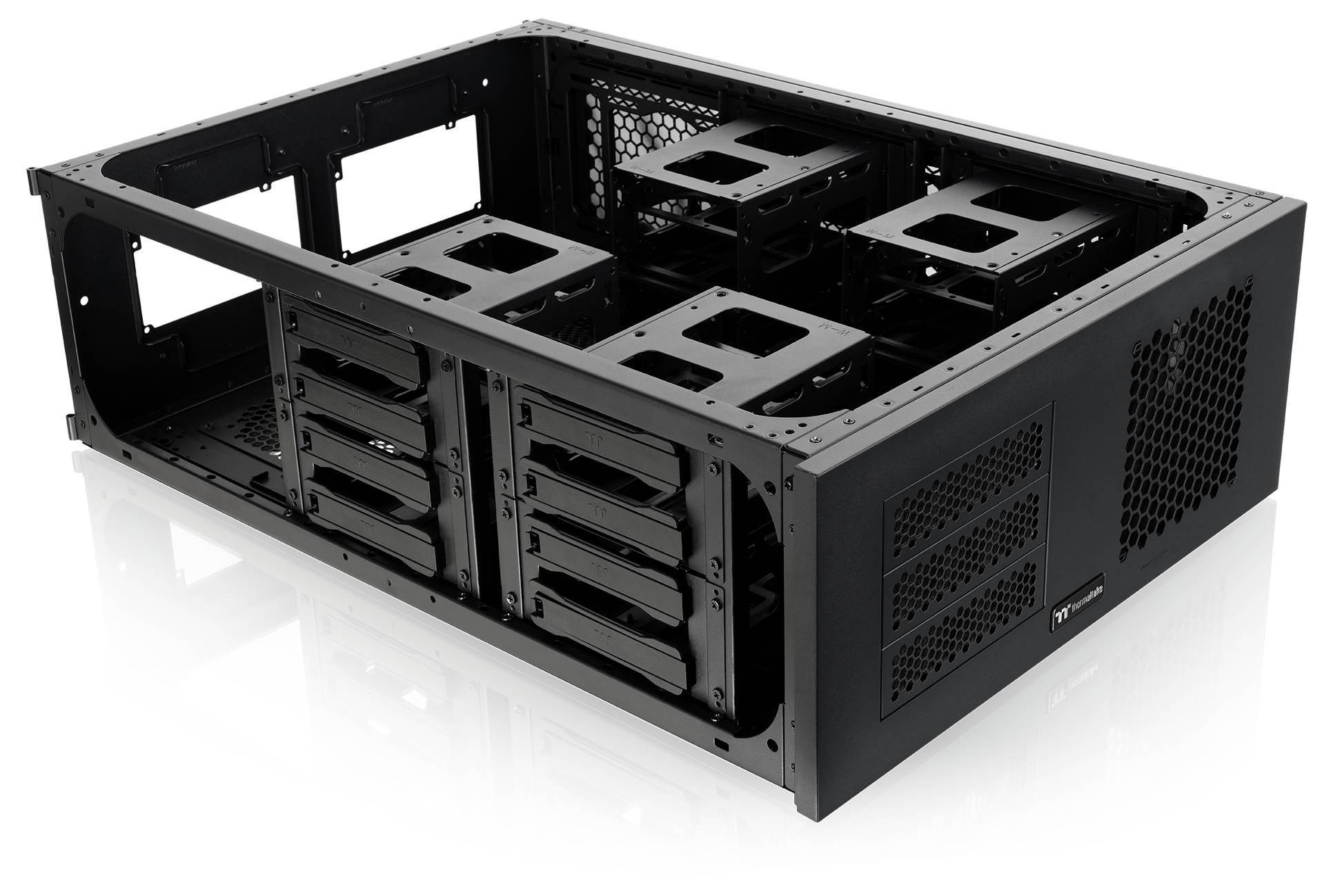 Schwarzes modulares Rack-Server-Gehäuse mit leeren Laufwerkschächten und Kühlüftungen, gezeigt auf weißem Hintergrund.