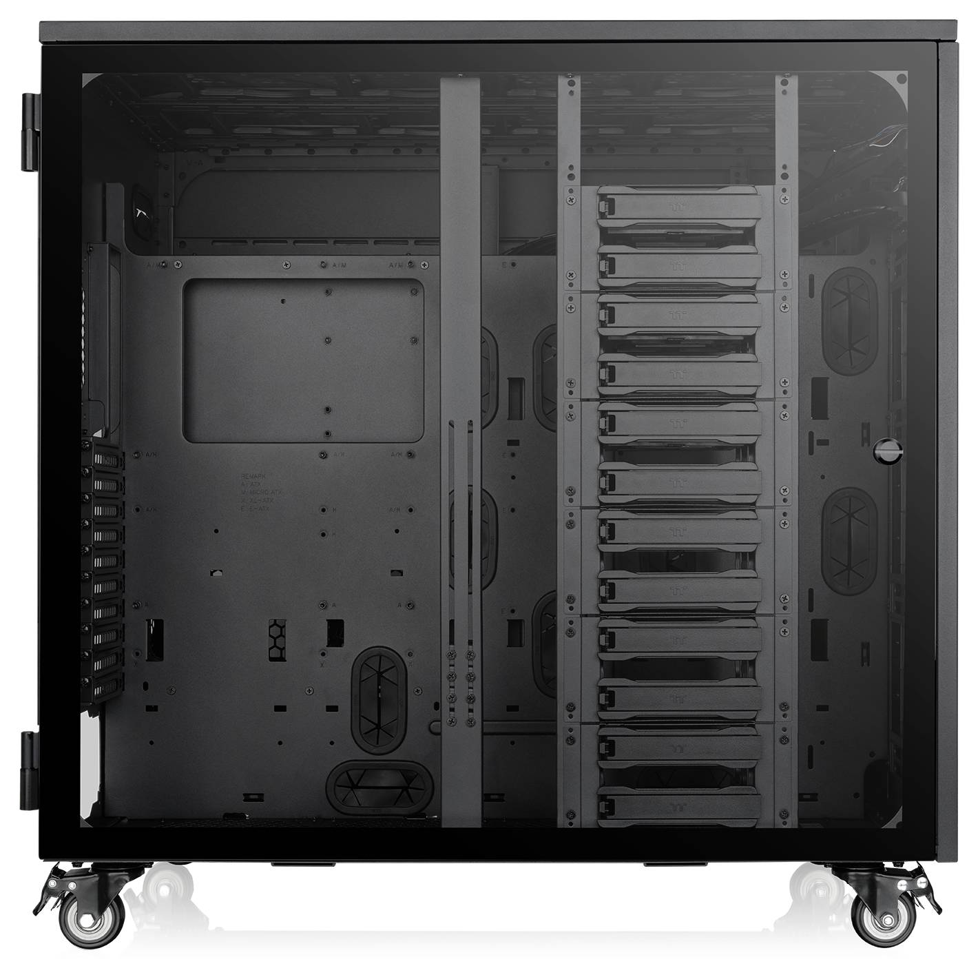 Schwarzes Computer-Gehäuse mit transparenter Seitenwand, die interne Laufwerkschächte und Befestigungsschienen auf Rädern zeigt.