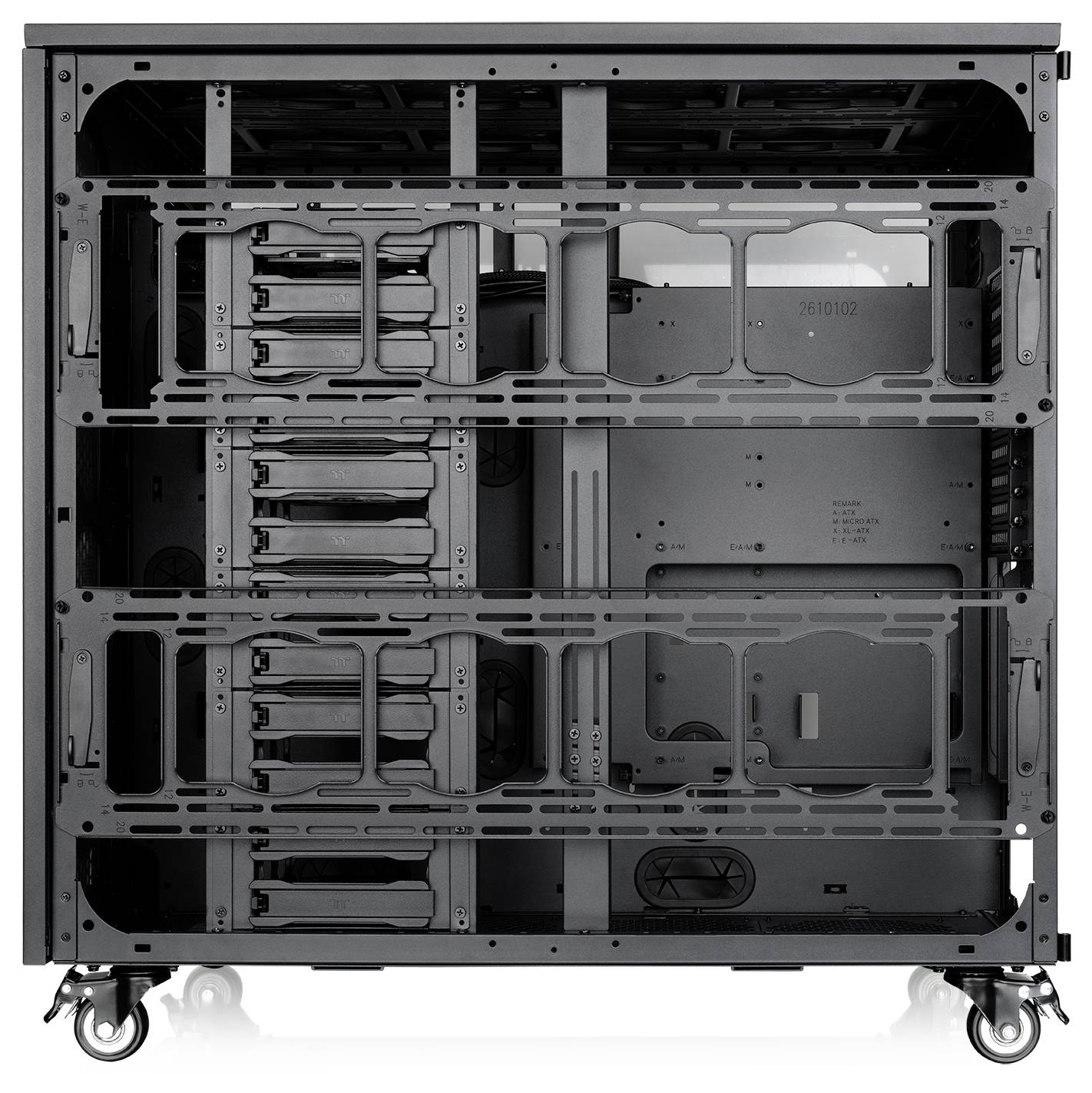 Frontansicht eines leeren Computer-/Server-Rack-Gehäuses auf Rollen, das mehrere interne Schächte und Montageschienen zur Hardwarespeicherung zeigt.