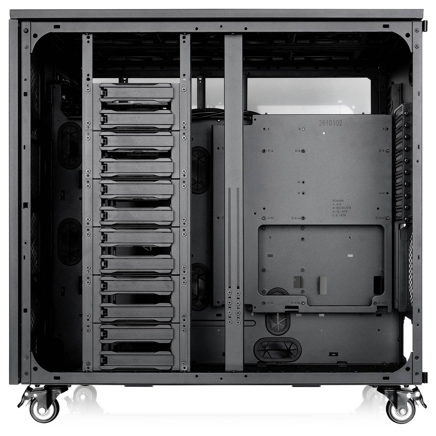Offenes Server-Rack-Gehäuse auf Rollen mit mehreren Laufwerk-Schächten auf der linken Seite und leerem Komponentenmontagebereich auf der rechten Seite.